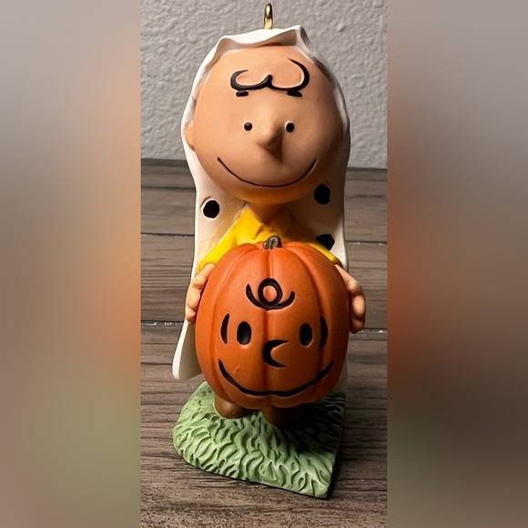 Hallmark NEW 2012 “Charlie Brown ‘o Lantern The PEANUTS Gang Halloween Ornament - Picture 3 of 10